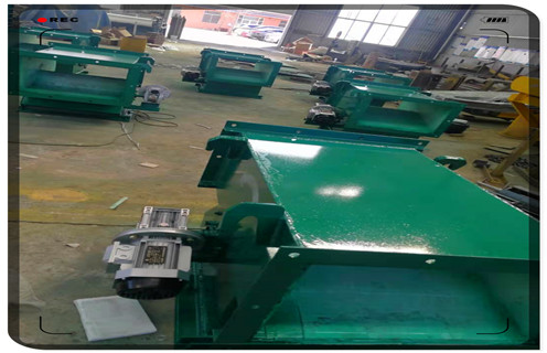菏澤管道式除鐵器規(guī)格_遠(yuǎn)力北京管道式除鐵器規(guī)格12000高斯 可定制工作原理_安裝示意圖，RCYF系列加深磁力管道除鐵器適用于水泥、建材、化工、煤炭、糧食、塑料、耐火材料等行業(yè)的粉狀，顆粒狀，塊狀物料的除鐵，可與輸送管道連接，豎直安裝使用。  一、菏澤管道式除鐵器規(guī)格_遠(yuǎn)力北京管道式除鐵器規(guī)格12000高斯 可定制工作原理_安裝示意圖技術(shù)特點(diǎn)：  1、RCYF系列加深磁力管道除鐵器采用高性能強(qiáng)磁材料欽鐵硼做磁源，耐高溫，性能穩(wěn)定，不易退磁。  2、RCYF系列加深磁力管道除鐵器獨(dú)特的磁路設(shè)計(jì)，雙磁極結(jié)構(gòu)，使物料經(jīng)過的磁場區(qū)場強(qiáng)大大加深，吸力是普通管道除鐵器的2-3倍。  3、管道為全密封結(jié)構(gòu)，除鐵器外置安裝，避免長期連續(xù)使用除鐵器磨損。  4、RCYF系列加深磁力管道除鐵器體積小，重量輕，安裝方便，除鐵干凈，維護(hù)簡單。  5、可根據(jù)用戶現(xiàn)場進(jìn)行設(shè)計(jì)。  二、菏澤管道式除鐵器規(guī)格_遠(yuǎn)力北京管道式除鐵器規(guī)格12000高斯 可定制工作原理_安裝示意圖  1、RCYF系列加深磁力管道除鐵器采用高性能強(qiáng)磁材料釹鐵硼做磁源，耐高溫，性能穩(wěn)定，不易退磁。獨(dú)特的磁路設(shè)計(jì)，雙磁結(jié)構(gòu)，使物料經(jīng)過的磁場區(qū)場強(qiáng)大大加深，吸力是普通管道除鐵器的2-3倍。  2、管道全密封機(jī)構(gòu)，除鐵器外置安裝，避免長期使用對除鐵器造成損壞。體積小，重量輕，垂直安裝，除鐵方便。