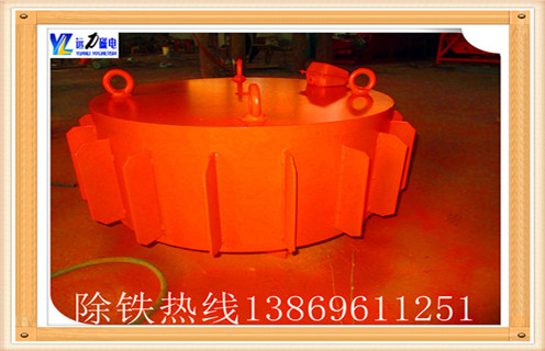 1.盤式電磁除鐵器rcdb-8技術(shù)特點(diǎn): ◆磁路仿真采用計算機(jī)設(shè)計,磁導(dǎo)率深,磁力強(qiáng). ◆內(nèi)部使用電鑄樹脂,自冷卻完全密封結(jié)構(gòu),防塵,防雨,耐腐蝕. ◆自動卸鐵,便于維修,鼓形鼓結(jié)構(gòu),此種除鐵器具有自動皮帶校正功能,特制密封外殼,這樣就可以實現(xiàn)長期無故障運(yùn)行. ◆產(chǎn)品配套性好,整流器設(shè)備齊全,具有手動和集中控制功能,滿足各種場合的要求. ◆可有效吸收混合在非磁性材料中的0.1-35公斤鐵磁材料. 2.盤式電磁除鐵器rcdb-8的工作原理 ?RCDB系列干式電磁除鐵器(也稱為PDC系列盤,RCDY系列)是一種用于去除除鐵裝置中的非磁性材料的粉末或塊的類型.其內(nèi)部使用電鑄樹脂,自冷卻完全密封結(jié)構(gòu).具有較大的滲透深度,強(qiáng)吸力,防塵,防雨,腐蝕等特點(diǎn),在極惡劣的環(huán)境下仍能可靠運(yùn)行.主要性能指標(biāo)達(dá)到或高于JB / T7689-95標(biāo)準(zhǔn),該產(chǎn)品可以與非磁性材料混合,去除0.1-25公斤的鐵磁材料.進(jìn)入鐵體.在工作過程中,鐵體自動將吸附在鐵帶上的鐵磁材料拋出到除鐵器外的鐵箱中,不需要手動關(guān)機(jī),實現(xiàn)除鐵自動化.在鋼鐵廠,水泥廠渣和鐵保護(hù)輥壓機(jī),立磨,破碎機(jī)等重要設(shè)備.
