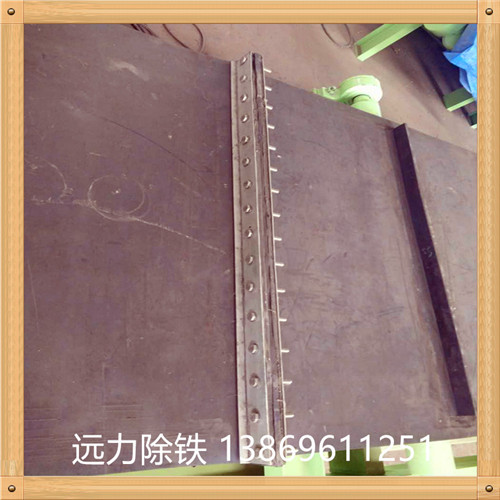 除鐵器環(huán)形帶 除鐵器接口帶的保養(yǎng)方法 1. 輸送帶在運輸和貯存中,應(yīng)保持清潔,避免陽光直射 除鐵器環(huán)形帶廠家,雨雪浸淋,防止與酸 . 堿.油類,有機溶劑等影 響橡膠質(zhì)量的物質(zhì)接觸,并距離發(fā)熱裝置1米以外. 2. 貯存時庫房內(nèi)溫度宜保持在—15℃—+40℃之間,相對濕度宜保持在50—80%之間. 3. 貯存中輸送帶須成卷放置,不得折疊,放置期間應(yīng)每季翻動一次. 4. 輸送帶運行速度不應(yīng)大于5.0米/秒,運輸塊度大,磨損性大的物料和使用固定犁型卸料裝置時應(yīng)盡量采用低速.超出規(guī)定速度時,會影響膠帶使用壽命. 5. 運輸機的傳動滾筒直徑與輸送帶布層的關(guān)系,傳動滾筒改向滾筒的配套以及對托輥槽角的要求,應(yīng)根據(jù)輸 送機的設(shè)計規(guī)定,合理選取. 6. 為減輕物料對膠帶的沖擊與磨損,給料方向應(yīng)順膠帶的運行方向;物料下落到膠帶上的落差應(yīng)盡量減小;給料口應(yīng)避開滾筒或托輥的正上方;膠 帶受料段應(yīng)縮短托輥間距 和采取緩沖措施.為防止刮破膠帶,擋料裝置刮板清掃裝置和卸料裝置與膠帶的接觸部分應(yīng)采用硬度適宜的橡膠板,不要采用夾有布層的膠帶頭.