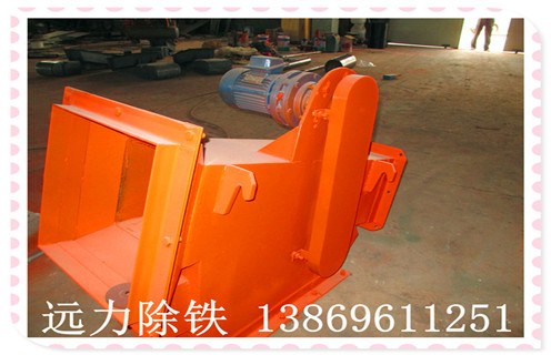 1.管道永磁除鐵器工作原理 當(dāng)材料經(jīng)過(guò)管道除鐵除鐵分離器時(shí),鐵磁材料吸附到分離器的不銹鋼管的壁上.隨著永磁體移動(dòng),隔板逐漸流入材料管.攻絲方向滑動(dòng),材料分離.在出鐵口處,由于永磁體物料隨著圓周運(yùn)動(dòng)方向提長(zhǎng)而被甩開(kāi),鐵磁性材料的磁性吸引力損失,在重力的作用下從出鐵放電,實(shí)現(xiàn)自動(dòng)材料鐵. 2.管道永磁除鐵器產(chǎn)品特征 該裝置采用NdFeB的高剩余磁性作為磁源,除了鐵和高效率,長(zhǎng)使用壽命.動(dòng)力源采用低功率擺線齒輪減速電機(jī),傳動(dòng)采用精密滾子鏈,體積小,重量輕,運(yùn)行可靠穩(wěn)定,故障小等優(yōu)點(diǎn),使用方便,容易維護(hù).設(shè)備結(jié)構(gòu)合理,緊湊,易于安裝,可與管道中的材料串聯(lián)使用.除鐵工藝連續(xù),自動(dòng),啟動(dòng)后設(shè)備不小心.適用于封閉式物料搬運(yùn)系統(tǒng),工作時(shí)無(wú)粉塵逃逸,無(wú)環(huán)境污染.管道壁采用特殊耐磨材料,使用壽命呈指數(shù)增長(zhǎng). 3.管道永磁除鐵器適用范圍: 廣泛應(yīng)用于水泥,電力,陶瓷,磚,化工,食品,玻璃,冶金,鋼鐵等行業(yè).它是物料凈化和后續(xù)設(shè)備安全操作的首選.除了鐵設(shè)備.以上為您介紹的就是管道永磁除鐵器在水泥廠中應(yīng)用很廣泛的一款設(shè)備