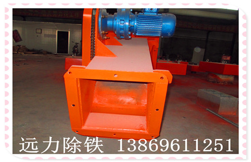 1.化工漿料除鐵器應(yīng)用: 主要用于去除黑色金屬材料與液態(tài)原料混合,磁場強度高,去除率高,去除原材料后的品位,純度顯著提高,含液體濕式雜物優(yōu)良設(shè)備顯著下降;在紙漿,陶瓷,化工原料,礦物等液體原料中的雜質(zhì). 2.化工漿料除鐵器特點: 所使用的磁源是世界上最流行的具有高場強,采用高矯頑力的NdFeB,用于確保產(chǎn)品純度. 漿料除鐵器是一種磁性材料,能產(chǎn)生強大的磁吸引力,節(jié)能除鐵設(shè)備. 3化工漿料除鐵器應(yīng)用: 主要用于去除黑色金屬材料與液態(tài)原料混合,磁場強度高,去除率高,去除原材料后的品位,純度顯著提高,含液體濕式雜物優(yōu)良設(shè)備顯著下降;在紙漿,陶瓷,化工原料,礦物等液體原料中的雜質(zhì). 4.化工漿料除鐵器磁源特點: ?磁場源是世界上最流行的具有高場強,高矯頑力的NdFeB,用于確保產(chǎn)品質(zhì)量.產(chǎn)品簡單,使用方便,整體結(jié)構(gòu)耐用可靠.漿料永磁管除鐵器可直接連接使用送液管;當(dāng)需要取出鐵磁材料時,打開門,取下雜物門,取出鋼筋,