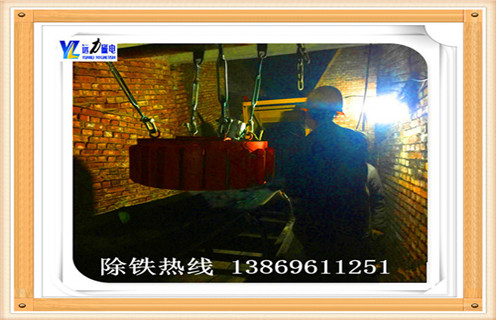 一.粉狀物料電磁除鐵器的技術(shù)特點 1.磁性材料的性能NdFeB磁源,溫度高,性能穩(wěn)定,不退磁. 2.磁路設(shè)計,雙極結(jié)構(gòu),使磁場通過材料場強大大加深,吸力為普通管道分離器的2-3倍. 3.管道全密封體,安裝在熨斗外,避免長期使用分離器造成損壞. 4.體積小,重量輕,垂直安裝,方便熨斗. 5.根據(jù)用戶要求設(shè)計定制. 二.粉狀物料電磁除鐵器的工作原理 物料通過裝置,中心分隔器由分離器材料到管道分離器的磁場覆蓋區(qū)域,鐵磁材料吸附在管壁上,去除鐵磁材料打開側(cè)門,鐵磁材料刪除.
