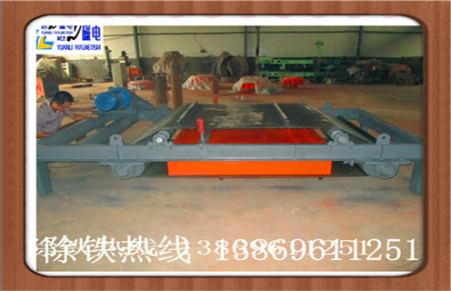 2.強磁除鐵器場強度一般為多少高斯,都有哪些選擇要求: 2.1.應根據(jù)混合除凈率要求,材料鐵含量情況,現(xiàn)場工作環(huán)境等正確選擇的鐵. 2.1.1材料層較厚,粒徑較大,應采用超強磁選機;或大或大兩種超選型普通鐵;也可以是多級鐵;多層熨斗應盡可能選擇.熨斗安裝在皮帶機的頭上. 2.1.2除了對高純鐵的要求外,還可以采用不同的方式與鐵制設備一起使用,如帶機頭帶有永磁輥,皮帶輸送帶除鐵器用于中間. 2.1.3現(xiàn)場環(huán)境較嚴重的灰塵,應采用全封閉結構的除鐵器. 2.1.4功率容量不足,應選用永磁除鐵器. 2.1.5材料含有更多的鐵,應使用傾卸式除鐵器.