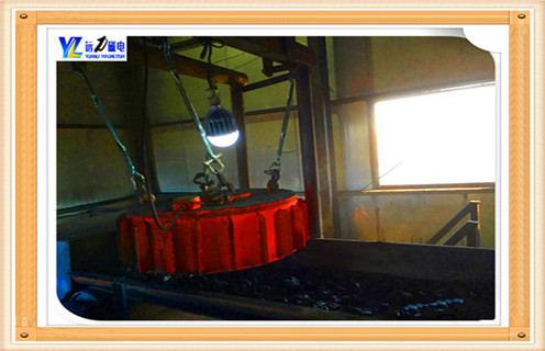 1.上海石灰廠電磁除鐵器廣泛應(yīng)用 用于冶金.礦山.選煤廠.電廠.陶瓷.玻璃.水泥.建材.化工.食品及飼料加工行業(yè),在新興的垃圾處理工業(yè)中,也需要電磁除鐵器回收廢物中的鋼鐵.尤其在煤炭和陶瓷行業(yè)中,煤中混有的雷管.鐵釘?shù)辱F雜質(zhì)不僅影響安全生產(chǎn),而且影響出口煤炭的質(zhì)量和聲譽(yù);陶瓷工業(yè)生產(chǎn)中使用的石灰石.硅石.白云石.長(zhǎng)石等原料,?;蚨嗷蛏俸需F及鐵的化合物,鐵質(zhì)對(duì)陶瓷產(chǎn)品危害極大,它常使瓷器外表面產(chǎn)生褐色或黑色斑點(diǎn),影響產(chǎn)品的白度,降低陶瓷產(chǎn)品的等級(jí).因此利用電磁除鐵器除鐵這一環(huán)節(jié)就顯得非常重要.近年來(lái),為滿足工業(yè)生產(chǎn)的多種需要,研制開(kāi)發(fā)出了大量的新型除鐵器. 2.上海石灰廠電磁除鐵器容易出現(xiàn)問(wèn)題分析 除了鐵水在水泥廠用于保護(hù)原料和熟料破碎機(jī),輥壓機(jī),立式磨,包裝機(jī)和球磨機(jī)磨粉系統(tǒng)外.用于去除原料中的鐵,保護(hù)磨削設(shè)備的順利運(yùn)行,降低故障率.在玻璃中,陶瓷廠用來(lái)除去鐵質(zhì)雜質(zhì)和鐵粉中的原料,保護(hù)破碎設(shè)備,提高玻璃品位.在磚廠用于破碎機(jī),滾壓機(jī),磚機(jī)鐵保護(hù).隨著水泥標(biāo)簽的改善和水泥企業(yè)技術(shù)改造的深入,磨削技術(shù)已成為水泥廠的重要工藝,為提高軋機(jī)產(chǎn)量和細(xì)度,有必要轉(zhuǎn)變破碎體系,采用高精度破碎機(jī)和研磨機(jī),按設(shè)備類型粉碎,材料的尺寸一般在10毫米以下,所以細(xì)料被粉碎,一旦與鏈條,扳手,螺栓,廢鐵等鐵屑混合,機(jī)器造成嚴(yán)重?fù)p壞.