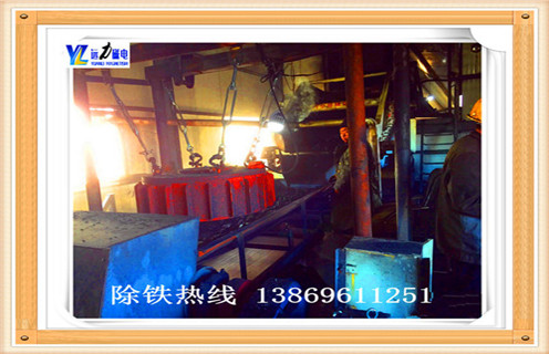 盤式自冷電磁除鐵器,現(xiàn)如今在陶瓷行業(yè)的應(yīng)用越來越多,我們在盤式自冷電磁除鐵器的應(yīng)用與現(xiàn)狀要求如下 : 1.建筑衛(wèi)生陶瓷生產(chǎn)企業(yè)對除鐵問題的重視程度越來越高,許多企業(yè)都把它列進(jìn)了議事日程,主要領(lǐng)導(dǎo)親自過問或分管領(lǐng)導(dǎo)直接抓.除鐵器的使用場合不斷擴(kuò)大,由原來釉料除鐵發(fā)展到坯料亦除鐵.需要除鐵的產(chǎn)品越來越多,包括了日用陶.衛(wèi)生潔具和各類淺白色釉面墻地磚,拋光磚等.除鐵要求也越來越高,一條生產(chǎn)線由原來不用除鐵器到安裝一個除鐵器,發(fā)展到安裝3~4個多級串聯(lián)除鐵器,一個除鐵槽的吸鐵磁棒也由原來的一二十支發(fā)展到二三百支,投資越來越大.