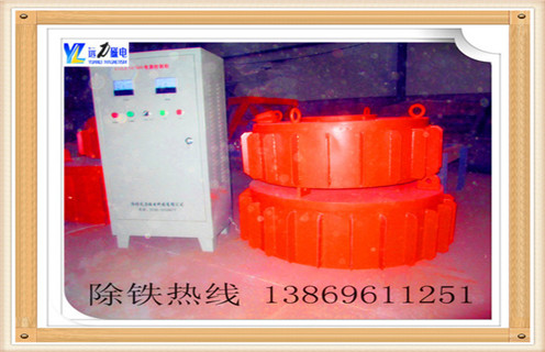1.盤式電磁除鐵器主要結(jié)構(gòu)該機(jī)主要由電磁線圈,磁芯,磁極填料,接線盒等組成. 2.盤式電磁除鐵器工作原理當(dāng)在強(qiáng)磁場(chǎng)的磁場(chǎng)下通過(guò)直流勵(lì)磁線圈的材料將在鐵磁材料中混合時(shí),繼續(xù)吸起來(lái),從而達(dá)到鐵的目的. RCDB系列干式電磁除鐵器(也稱為PDC系列盤,RCDY系列)是一種用于去除除鐵裝置中的非磁性材料的粉末或塊的類型.其內(nèi)部使用電鑄樹(shù)脂,自冷卻完全密封結(jié)構(gòu).具有較大的滲透深度,強(qiáng)吸力,防塵,防雨,腐蝕等特點(diǎn),在極惡劣的環(huán)境下仍能可靠運(yùn)行.主要性能指標(biāo)達(dá)到或高于JB / T7689-95標(biāo)準(zhǔn),該產(chǎn)品可與非磁性材料混合,去除0.1-25公斤的鐵磁材料. 3.采用焊接密封結(jié)構(gòu),內(nèi)部采用電鑄樹(shù)脂,使其具有防塵,防水的性能,絕緣強(qiáng)度高,散熱性好,效率高. 4.保證磁場(chǎng)吸力性能(主要是IN)在增加線圈匝數(shù)的前提下,降低電流密度,從而大大降低熱源使溫度控制在70℃以內(nèi),延長(zhǎng)了隔膜的使用壽命.廣泛應(yīng)于煤,電,水泥,建材等行業(yè). 5.配備行走小車和其他設(shè)備,從而保證設(shè)備可以適應(yīng)特殊要求的操作環(huán)境