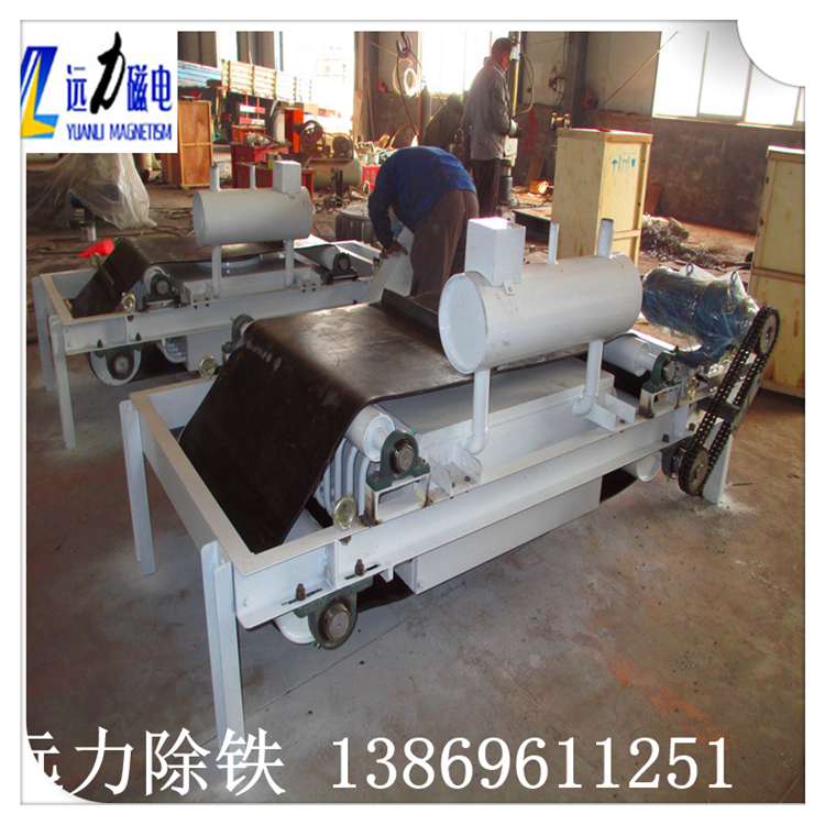 1.油冷式電磁除鐵器的結(jié)構(gòu) 出油管分別與循環(huán)泵及散熱器連接.變壓器油通過(guò)進(jìn)油管.注油通道及進(jìn)油通道流入線圈的油道內(nèi),并在油道內(nèi)自下而上運(yùn)動(dòng),帶走線圈內(nèi)部產(chǎn)生的熱量,再通過(guò)軛板內(nèi)的回油通道返回出油管內(nèi)送入散熱器內(nèi)進(jìn)行散熱,周而復(fù)始的實(shí)現(xiàn)為線圈降溫的目的. 2.油冷式電磁除鐵器的內(nèi)部循環(huán) 由于采用內(nèi)循環(huán)結(jié)構(gòu),簡(jiǎn)化了外部的循環(huán)管路,減少了焊點(diǎn)泄漏現(xiàn)象的發(fā)生,保證了除鐵器能夠正常工作,提高了除鐵效率.同時(shí),這種內(nèi)循環(huán)結(jié)構(gòu)使油路循環(huán)更加均勻合理,有效地降低了除鐵器的溫升,保證溫升在40℃以下,提高了除鐵器的性能,使其性能遠(yuǎn)遠(yuǎn)高于行業(yè)標(biāo)準(zhǔn).此外,鐵芯內(nèi)設(shè)有立體注油通道,進(jìn)油時(shí)可對(duì)鐵芯進(jìn)行散熱,使除鐵整體的散熱效果更好.具有結(jié)構(gòu)簡(jiǎn)單,設(shè)計(jì)合理,便于維修,添補(bǔ)了此類除鐵器的空白,處于油冷除鐵器的領(lǐng)先水平,值得廣泛的推廣應(yīng)用.
