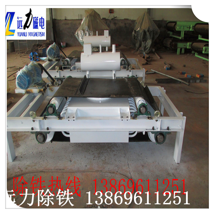 rcde油冷電磁除鐵器簡介,RCDE油冷式電磁除鐵器可以與鐵磁物體中的非磁性材料混合除去.此種除鐵器一般安裝在帶式輸送機(jī)的頭部或中部.會在鐵件中的材料中混入放電后的鐵皮帶.達(dá)到自動清除材料中鐵雜質(zhì)的目的.并能有效防止輸送帶縱向割斷性劃痕,保護(hù)破碎機(jī),磨床等正常工作.因此,該系列除鐵器被廣泛應(yīng)用于礦山,電力,冶金,建材,煤炭制備,化工等行業(yè).