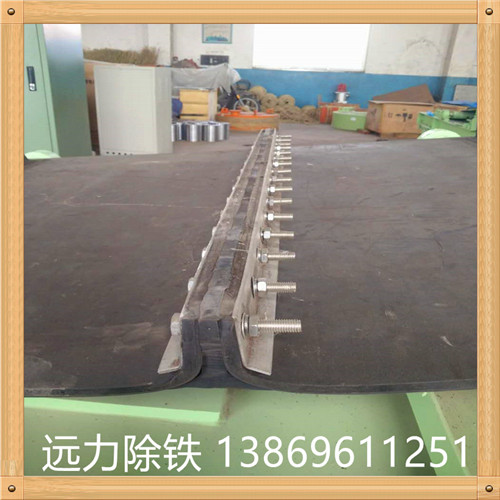 除鐵器專業(yè)皮帶生產(chǎn)廠家,濰坊遠(yuǎn)力磁電是專業(yè)生產(chǎn)永磁自卸式除鐵器的廠家,其皮帶配件也是客戶經(jīng)常關(guān)心的,除鐵器皮帶是我們的常換性配件,下面我們就講下我們皮帶的參數(shù)及優(yōu)勢  　　接頭形式 結(jié)構(gòu)及加工方法與普通輸送帶大致相同 除鐵器環(huán)形帶,其接頭不采用機(jī)械接頭,而是用加熱加壓的方法硫化成整體,故又稱為無接頭輸送帶.