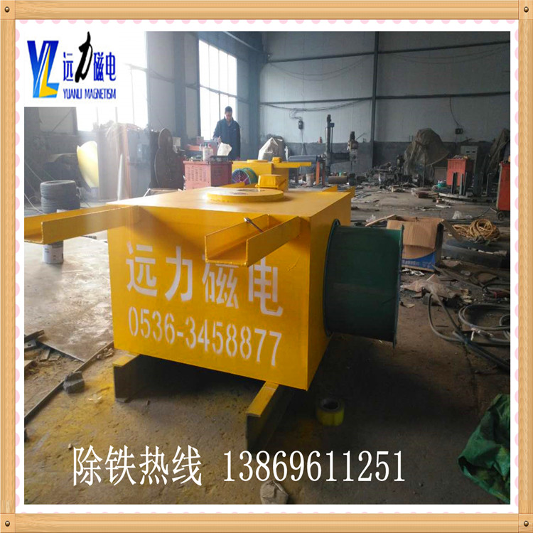 1.安裝前先檢查電磁除鐵器的線圈絕緣電阻應不低于lOMΩ,如因受潮絕緣電阻下降,應檢查處理,達到使用要求后,方準使用.  　　2.檢查電磁除鐵器吊掛裝置是否牢固,若無問題則可進行安裝.  　　?3.安裝方式：除鐵器有兩種安裝方式  　　3.1電磁除鐵器傾斜安裝安裝在皮帶機頭,當帶速較快時(大于2m/s),除鐵器可安裝在滾筒前位置,當帶速較慢時(小于2m/s)除鐵器位置要后移,以靠近滾筒(滾筒宜采用非導磁材料).磁芯中心線與皮帶機滾筒中心間距S的選定：S與滾筒R.皮帶機線速度.物料性質.粘度,還與除鐵器傾角.H等諸多因素有關.一般S=R(+300/-200) 傾斜角度5°～15°左右.額定吊高見技術參數(shù)表.  　　3.2電磁除鐵器水平安裝除鐵器行走小車的運行方向與輸送皮帶運行方向垂直,用于行走小車帶動除鐵器脫離皮帶后清除鐵磁雜物.可安裝在輸送帶上方(在除鐵器下方宜安裝非導磁直托輥).除鐵器磁芯中心與皮帶中心于同一垂線上.