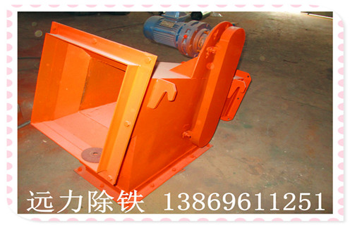  永磁流槽式除鐵器是就要應用于水泥廠的除鐵器，遠力磁電生產的水泥廠用的此種除鐵器相比較我們其他類型的除鐵器都有哪些優(yōu)勢，特點，及工作原理呢重點來介紹一下：