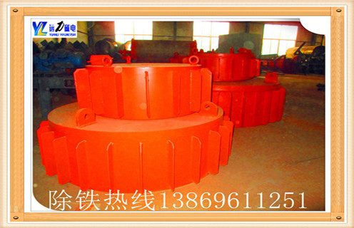 1.【RCDB系列超強(qiáng)干式電磁除鐵器工作原理】  　　1.1該設(shè)備內(nèi)部采用電工專業(yè)的樹(shù)枝澆注,自冷式全密封結(jié)構(gòu),這樣澆注的結(jié)果是具有透磁深度大.吸力強(qiáng).防塵.防雨.耐腐蝕等特點(diǎn),  　　1.2能夠在極其惡劣的環(huán)境中仍能可靠運(yùn)行.對(duì)磁性材料的回收和防止研磨機(jī)、細(xì)碎機(jī)等機(jī)械設(shè)備的破壞和磨損,有可靠的保護(hù)作用.  　　濰坊遠(yuǎn)力磁電有限公司專業(yè)生產(chǎn)除鐵器設(shè)備,工藝精湛,生產(chǎn)的除鐵器設(shè)備不僅在省內(nèi)銷售,而且遠(yuǎn)銷全國(guó)各大城市,成為除鐵器較大的供應(yīng)商之一.