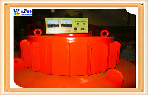 　1.電磁除鐵器概念原理：  　　當(dāng)直流電通過導(dǎo)體時(shí)會(huì)產(chǎn)生磁場(chǎng)，而通過作成螺線管的導(dǎo)體時(shí)則會(huì)產(chǎn)生類似棒狀磁鐵的磁場(chǎng)。在螺線管的中心加入一磁性物質(zhì)則此磁性物質(zhì)會(huì)被磁化而達(dá)到加強(qiáng)磁場(chǎng)的效果。  　　一般而言，電磁除鐵器所產(chǎn)生的磁場(chǎng)強(qiáng)度與直流電大小、線圈圈數(shù)及中心的導(dǎo)磁物質(zhì)有關(guān)，在設(shè)計(jì)電磁除鐵器時(shí)會(huì)注重線圈的分布和導(dǎo)鐵物質(zhì)的選擇，并利用直流電的大小來控制磁場(chǎng)強(qiáng)度。然而線圈的材料具有電阻而限制了電磁除鐵器所能產(chǎn)生的磁場(chǎng)大小，但隨著超導(dǎo)體的發(fā)現(xiàn)與應(yīng)用將有機(jī)會(huì)突破現(xiàn)有的限制。