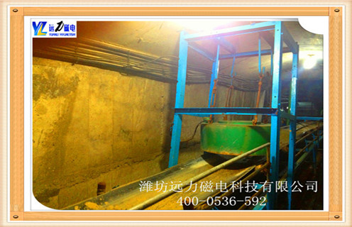 電磁除鐵器是一種產(chǎn)生強(qiáng)大磁場吸引力的設(shè)備，它能將混雜在非磁性物料中的鐵磁性雜質(zhì)清除，以保證輸送系統(tǒng)中的破碎機(jī)、研磨機(jī)等機(jī)械設(shè)備安全正常工作，同時可有效地防止因大、長鐵件劃裂輸送機(jī)皮帶的事故發(fā)生。電磁除鐵器主要功用便是出去產(chǎn)料中間存在的導(dǎo)磁雜質(zhì)提純產(chǎn)料。而在陶瓷行業(yè)精美是一個非常需要關(guān)注的點(diǎn)，而精美的工藝便是對陶瓷材質(zhì)的要求，因此在陶瓷行業(yè)電磁除鐵器的引用是一個必不可少的工具