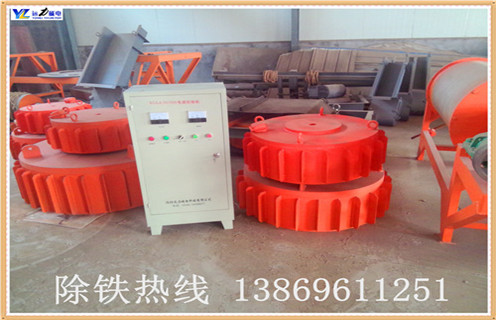 1.我們簡單介紹一下電磁除鐵器的維修事項(xiàng)：     維修主要事項(xiàng)：檢查連接件松緊情況。電線與端子相連時最好使用匹配的冷壓端頭，以保證接頭接觸良好。長期停止運(yùn)行的維護(hù)保養(yǎng)：長期停止運(yùn)行時，重新使用要注意所有法蘭、蓋、隔爆面是否符合要求，隔爆面要定期涂防銹油，內(nèi)外接地要良好。定期檢查設(shè)備絕緣電阻是否符合要求。  　　2.電磁除鐵器廠家的服務(wù)細(xì)節(jié)：  　　如果電磁除鐵器廠家對服務(wù)細(xì)節(jié)的漠不關(guān)心，意味著服務(wù)精神缺少，任何一個剛開始看起來并不重要的細(xì)節(jié)錯失，都會讓消費(fèi)者懷疑或全盤否定我們的服務(wù)精神。服務(wù)型企業(yè)無時不重視細(xì)節(jié)，注意服務(wù)精神的宏揚(yáng)。面對WTO帶來的全球性的競爭，粗放式管理與經(jīng)營再也不能繼續(xù)進(jìn)行下去了。精細(xì)化時代的到來，迫使企業(yè)將競爭的焦點(diǎn)更多地從戰(zhàn)略轉(zhuǎn)向細(xì)節(jié)。因?yàn)榧?xì)節(jié)決定成敗。
