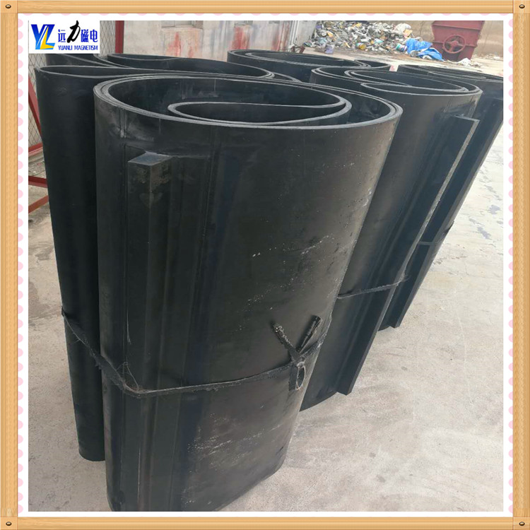 　　Y型防溢裙板、T型防溢裙板、平板型防溢裙板，也叫擋煤皮，擋煤板，裙邊，咨詢電話13869611251，另外還生產(chǎn)橡塑防塵簾、三元乙丙防塵簾，聚氨酯防塵簾，也叫擋煤簾、擋塵簾，除鐵器皮帶