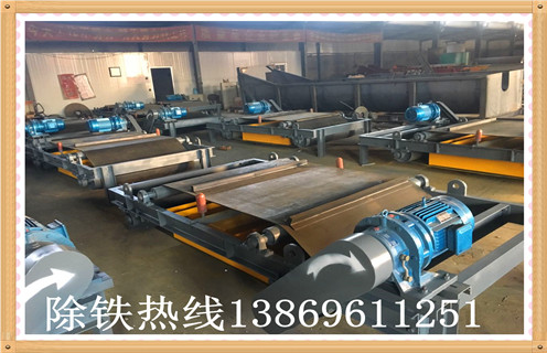 生產(chǎn)RCYD（C）-12永磁自卸式除鐵器帶式除鐵器強(qiáng)磁石料建材吸，濕式永磁自卸式除鐵器 ，濕式永磁自卸式除鐵器按照槽體的不同可分為順流式、逆流式、半逆流式三種。公司提供實(shí)驗(yàn)室，實(shí)驗(yàn)樣機(jī)可根據(jù)用戶的物料來自由定做設(shè)備，公司濕式永磁自卸式除鐵器經(jīng)常銷往設(shè)計(jì)院，具有 　　1.干式永磁自卸式除鐵器主要應(yīng)用  　　干式永磁自卸式除鐵器 廣泛應(yīng)用于，沙山，鐵礦，河沙中的鐵粉提取，是目前河沙提取鐵粉的最為理想的設(shè)備。 干式永磁自卸式除鐵器概述： 干式永磁自卸式除鐵器是我公司專為磁性礦而研制設(shè)計(jì)的一種新型干選磁選